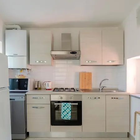 Casa Rosa, Peaceful Surrounded By Greenery With Free Parking, Wifi & Air Conditioning דירה *